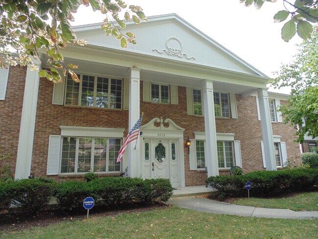 Front entrance - 5525 Glenridge Dr