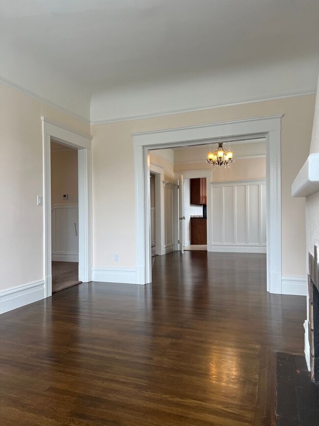 Building Photo - 419-421