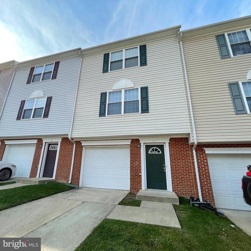 Primary Photo - 11 Belladonna Ln