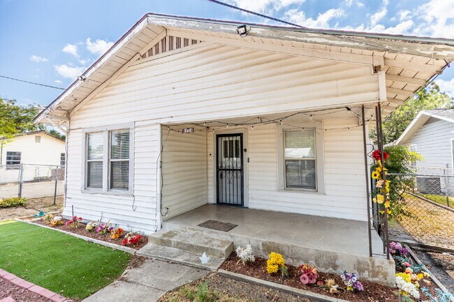 Foto del edificio - 226 W Harding Blvd