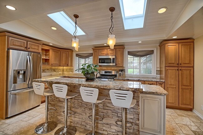 Building Photo - 1675 Ramona Dr
