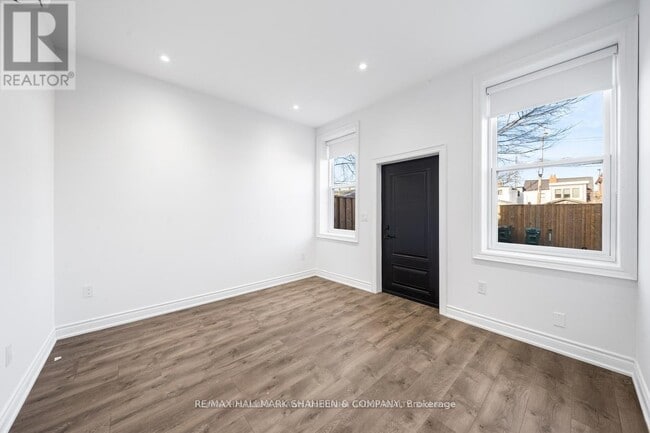 Building Photo - 208 Dovercourt Rd