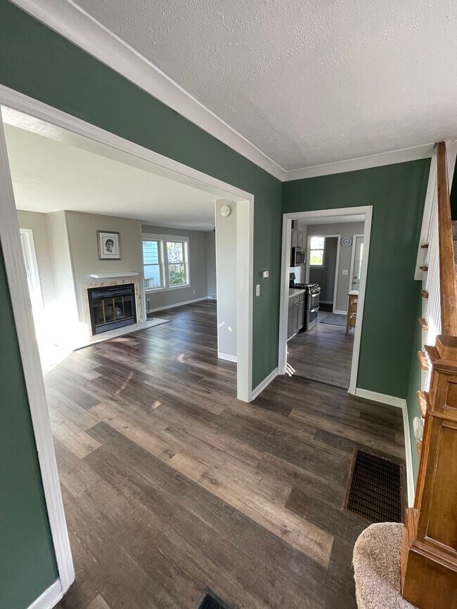 Building Photo - Available September - 2 Bedroom, 1 Bath New Reno!