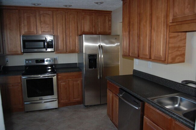 Building Photo - 3 Bedroom 1 full and 2 half bath Townhouse