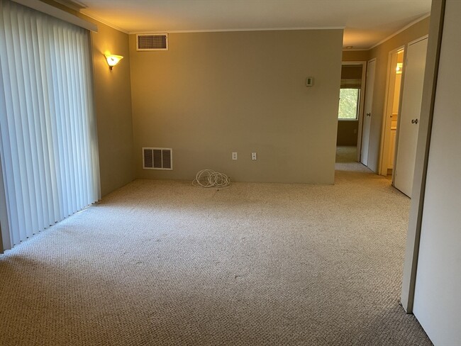 Building Photo - 7 Village Rock Ln