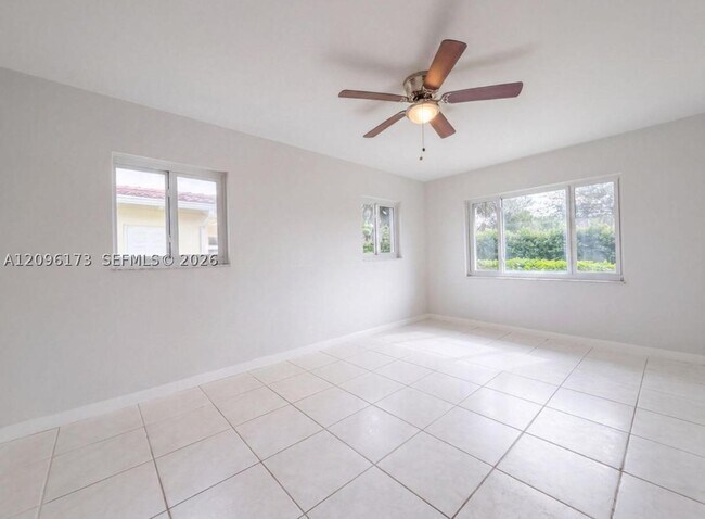 Foto del edificio - 1520 S Powerline Rd