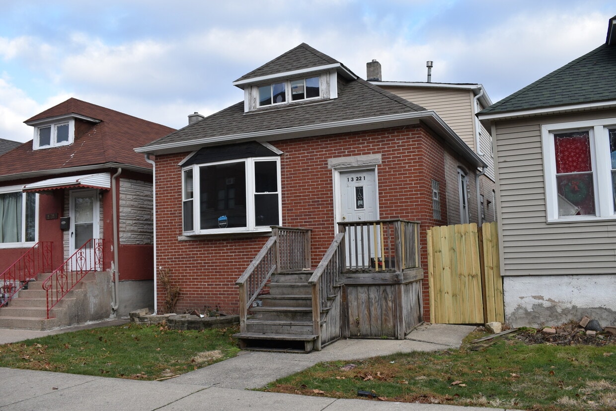 Primary Photo - 13221 S Buffalo Ave
