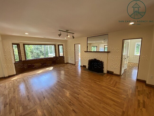 Foto del edificio - Private and Updated Three Bedroom Carmel H...