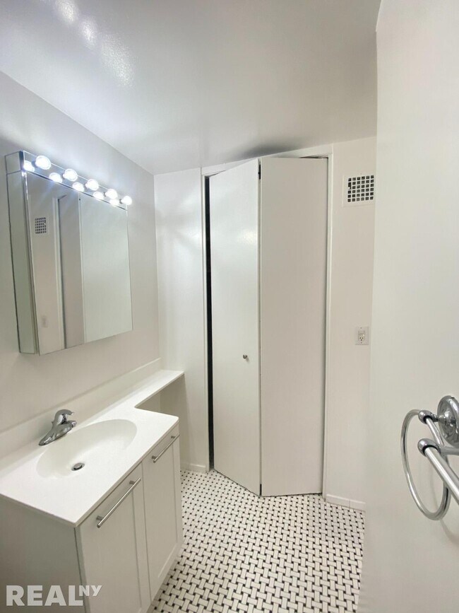 Foto del edificio - 236 E 36th St