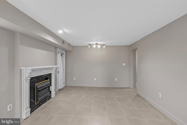 Building Photo - 810 Queen St