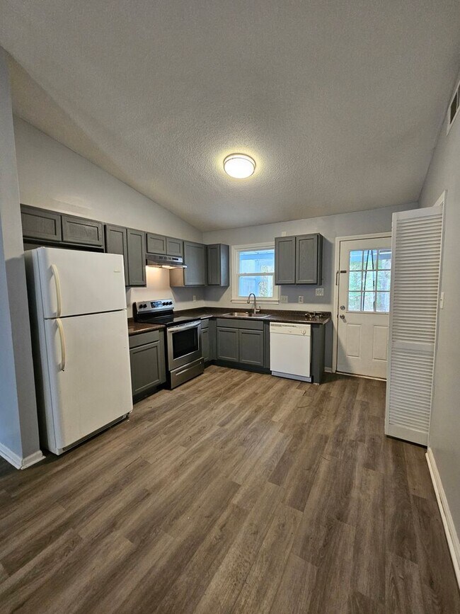 Foto del edificio - Affordable 2 Bedroom Duplex Off of Gum Bra...
