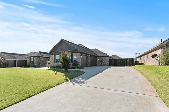 Building Photo - Immaculate 4 Bedroom Home Between Athens a...