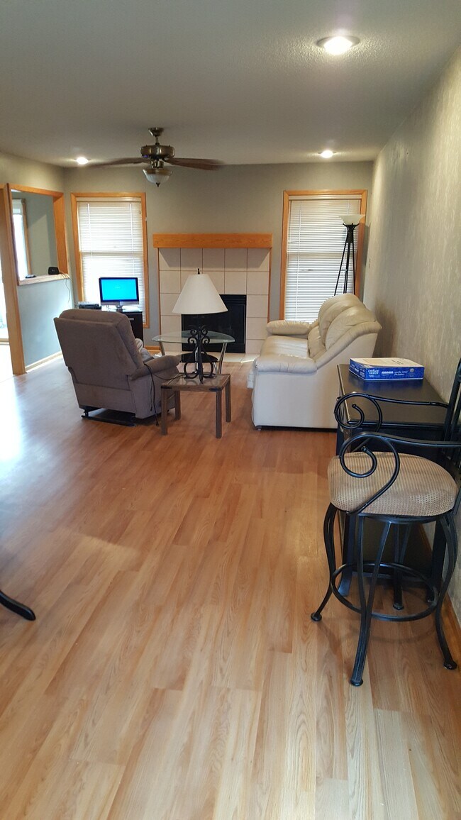 Great Room in front door - Direct vent gas fireplace - no fuss/no mess - 4519 Bell St