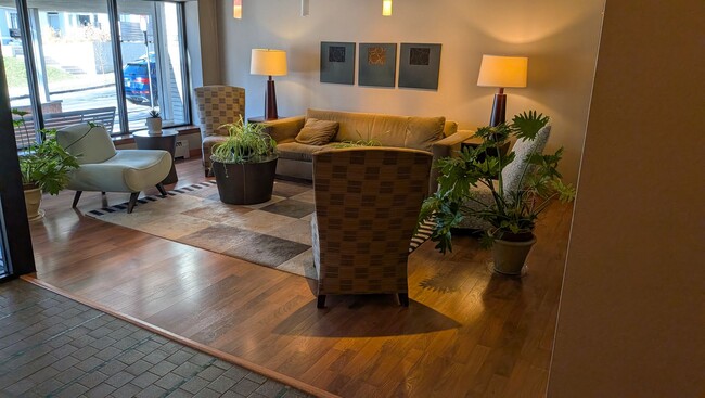 Foto del edificio - Beautuful 1 bed condo close to linden hills shopping, paths and the lakes!