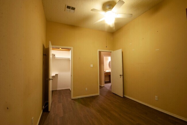 Building Photo - Wedgewood #203