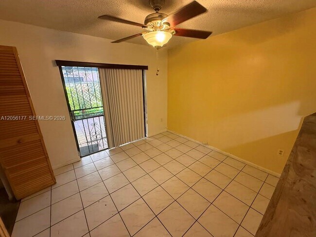 Building Photo - 2560 W 53rd St