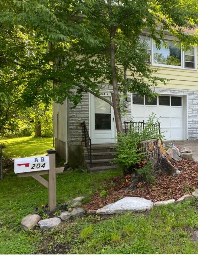 Foto del edificio - 204 Maple Ave