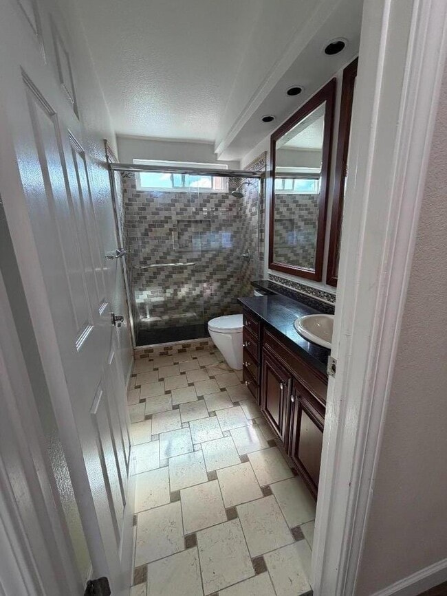 Building Photo - 5572 Tan Oak Dr