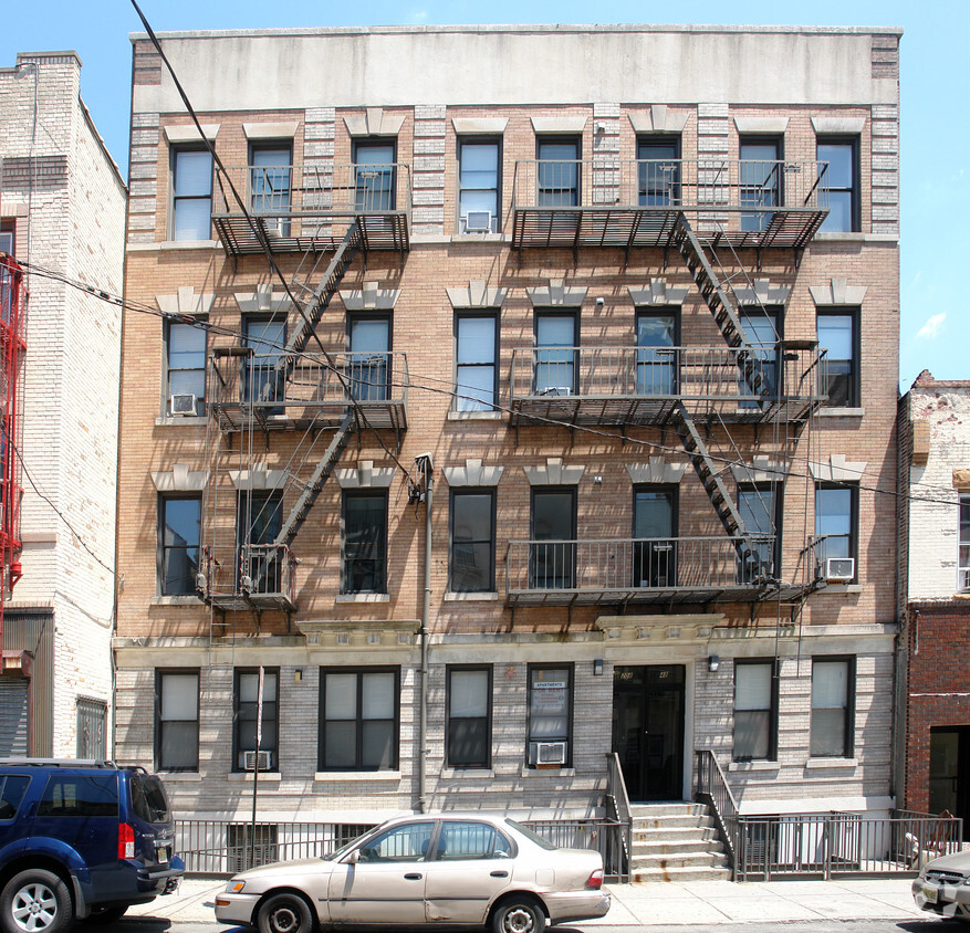 Building Photo - 208 48th St