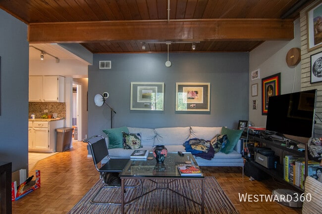 Building Photo - 4334 N Clarendon Ave