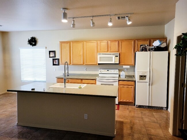 Building Photo - Highland Ranch / Power and Guadalupe