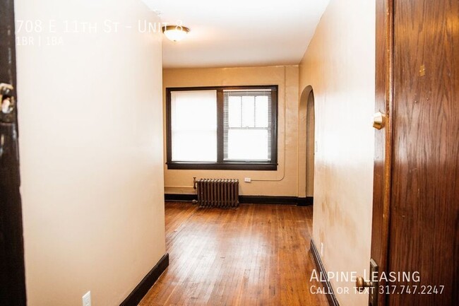 Building Photo - 708 E 11th St
