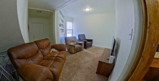 Foto del edificio - Huge House + 3 Kitchens + Off-Street Parki...