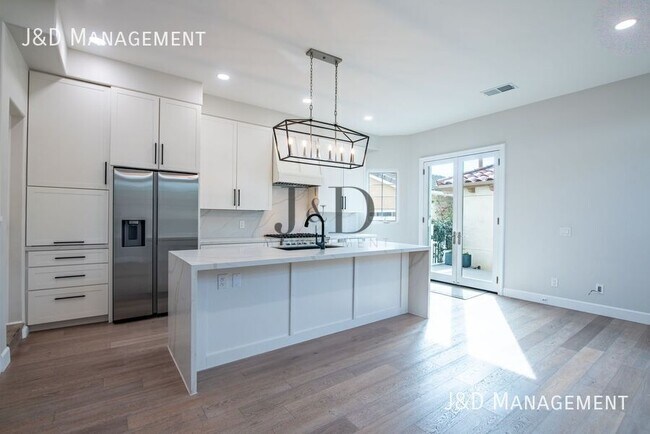 Building Photo - 105 S Ditmar St