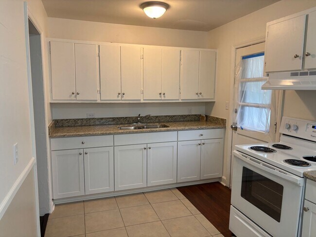 Foto del edificio - 3 BEDROOM, 1 BATH, 900 SQ FT, GAS HEAT, WINDOW AC