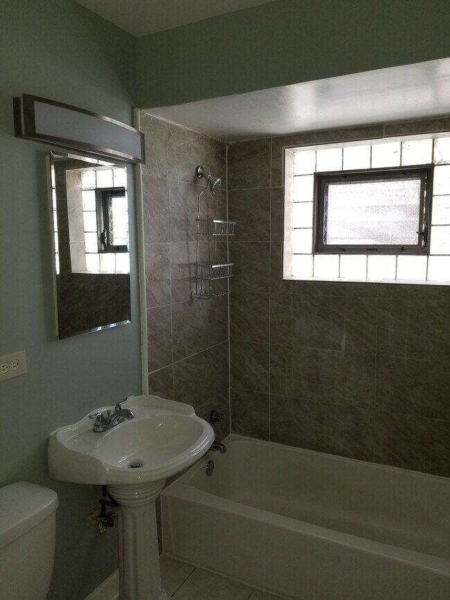 Foto del edificio - 406 E 109th St