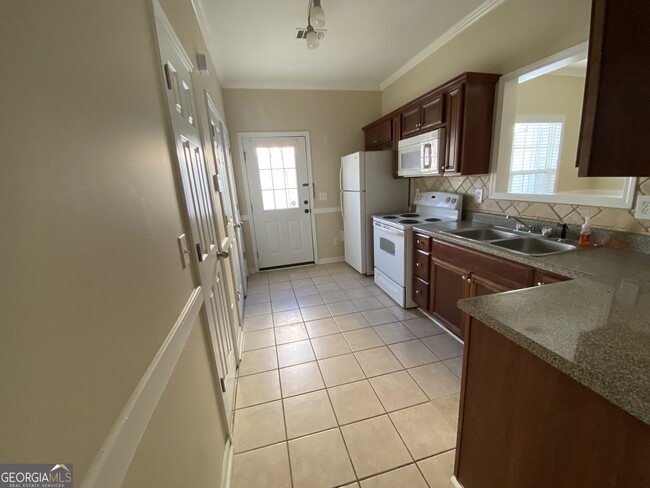 Building Photo - 212 Village Dr