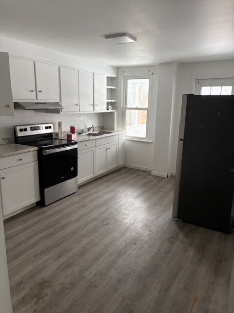 Cocina con puerta al balcón. - 105 W Ridge St