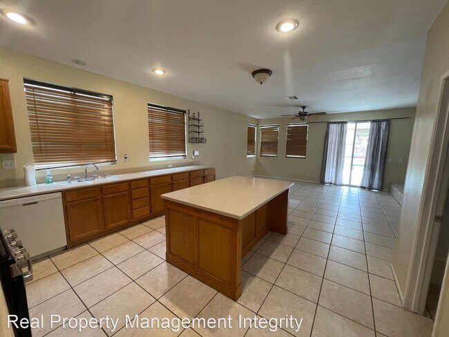 Building Photo - 5 br, 2 bath House - 121 Quartz Ln.