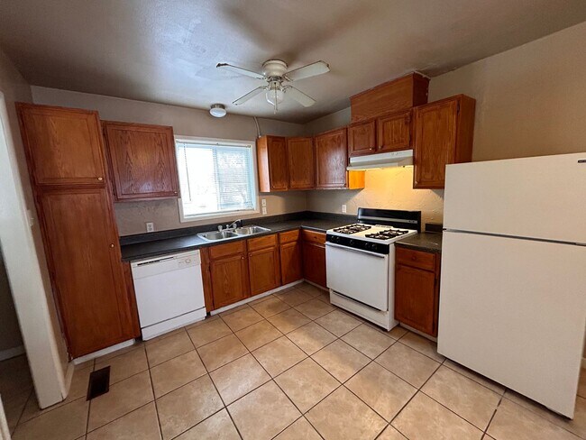 Foto del edificio - READY ON 1/19/2024! - 2 Bed 1 Bath on Phoenix