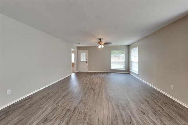 Building Photo - 2039 Greencrest Dr