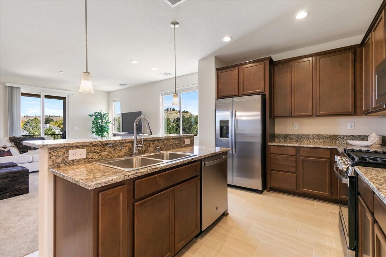 Foto principal - The Tahoe - Luxury 3 Bedroom, 2.5 Bath Townhome with Full 2 Car Garage