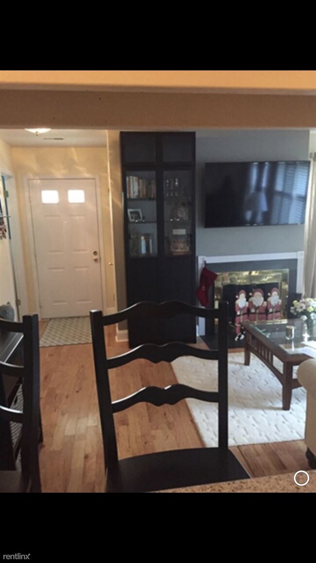 Building Photo - 2 br, 1.5 bath Townhome - 54 Meadow Ln