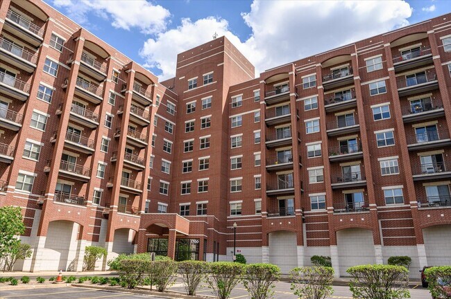 Foto del edificio - 1700 Riverwoods Dr