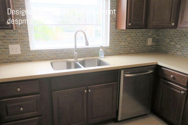 Foto del edificio - 2 Level End Unit Echo Park Townhome, Borde...