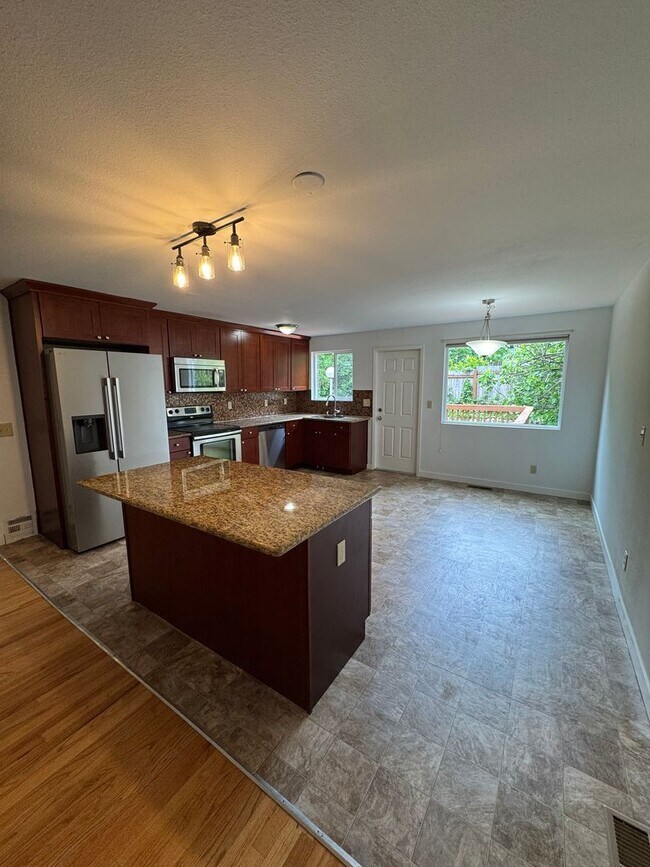 Foto del edificio - Spacious 4 Bedroom in Beacon Hill!  Lots of Updates, Perfect Location!