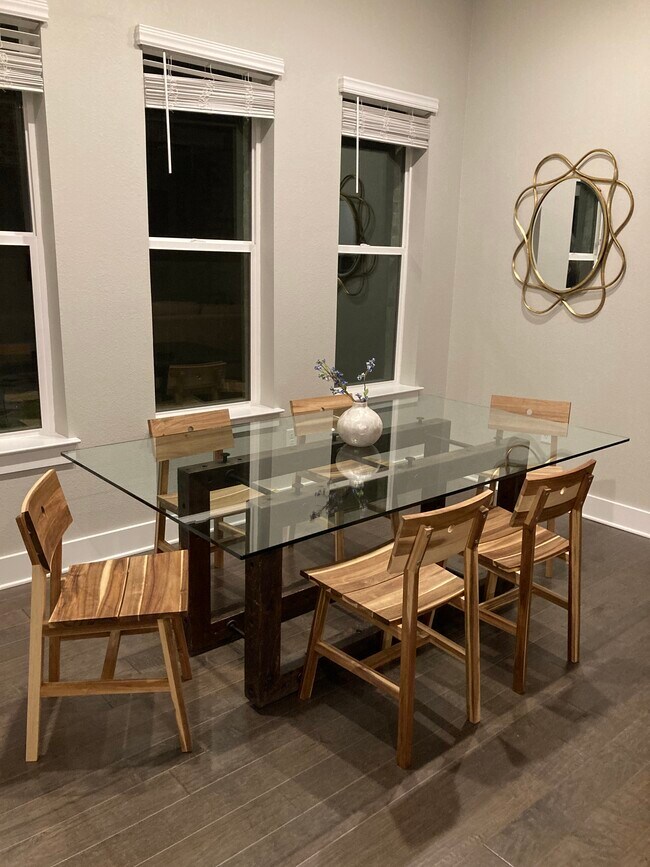 Comedor - 4325 Jackson Ave