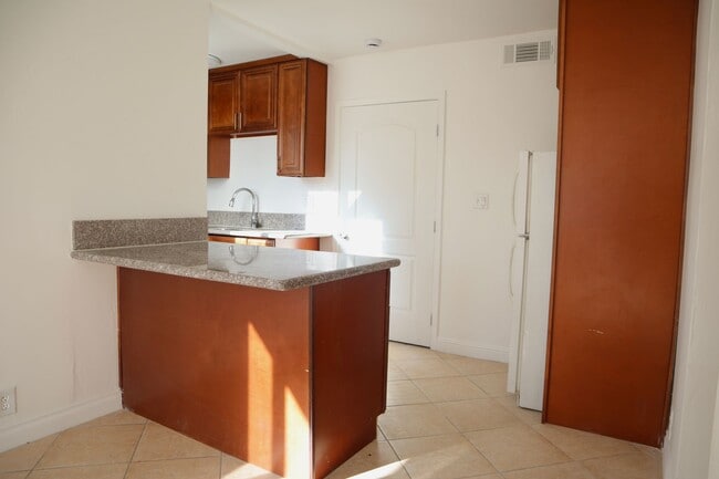 Building Photo - Pico Robertson 1bed1bath Apartment