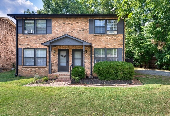 Building Photo - Awesome 2BE/1.5BA duplex in fantastic loca...