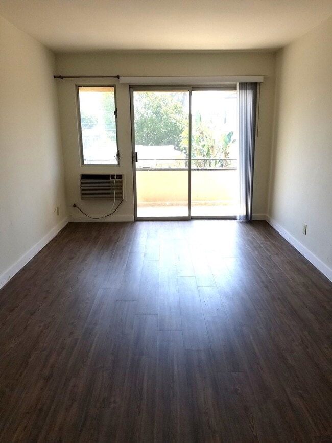 Building Photo - 1533 Hi Point St