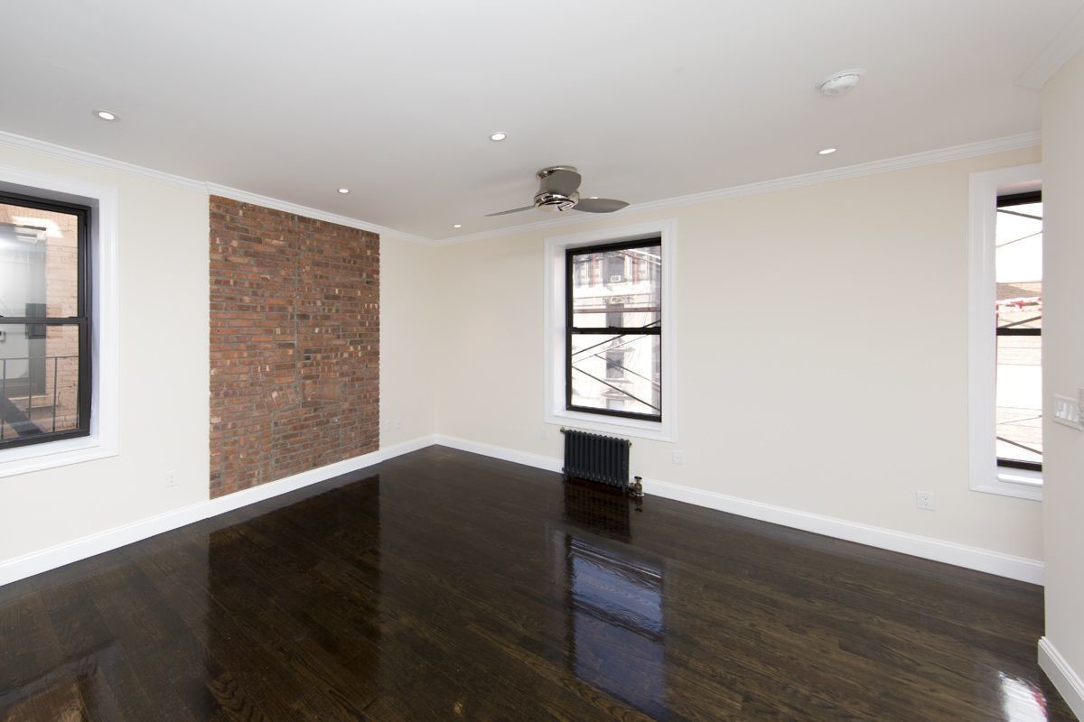 Primary Photo - 1327 Lexington Ave