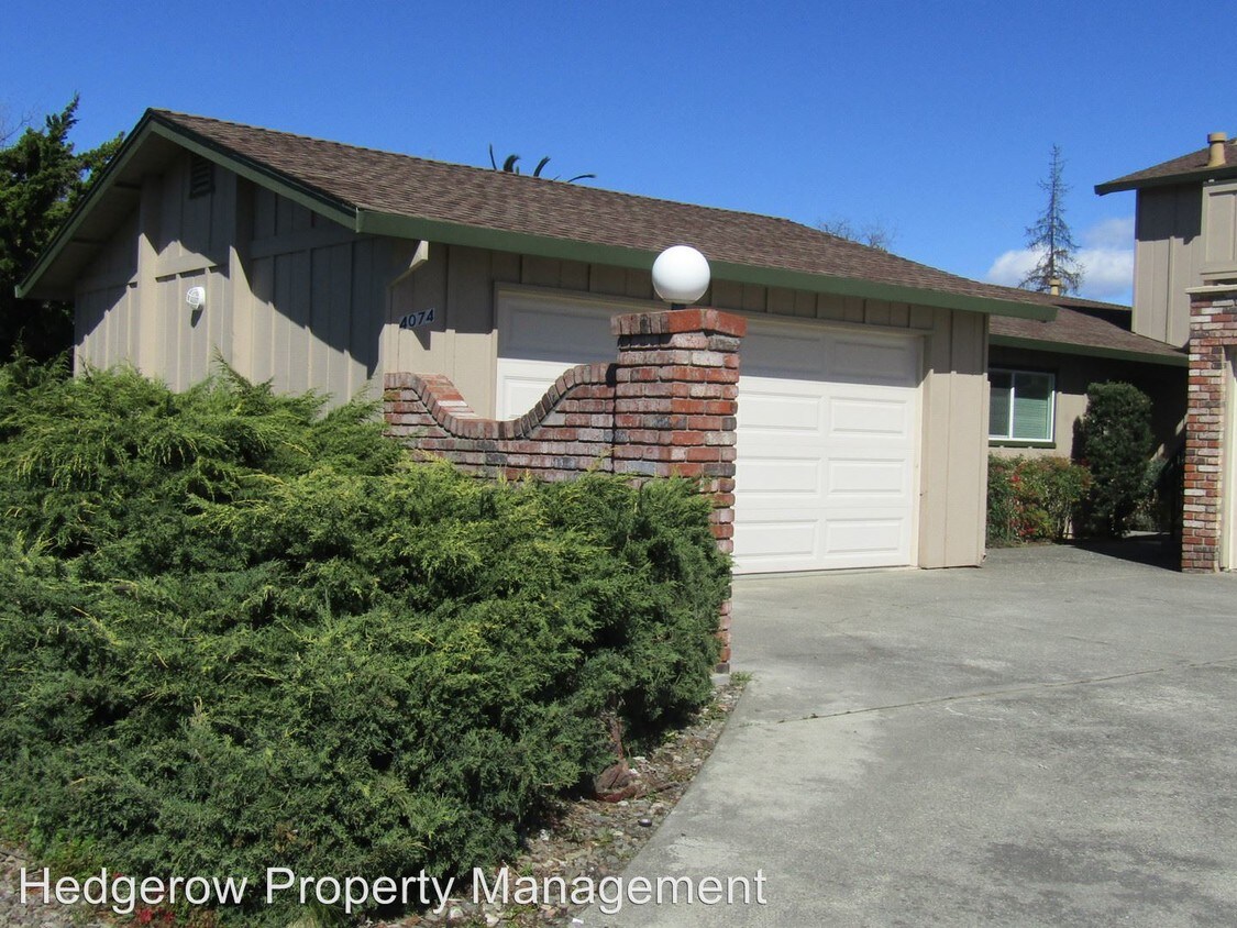 Primary Photo - 4064-4074 Byway E