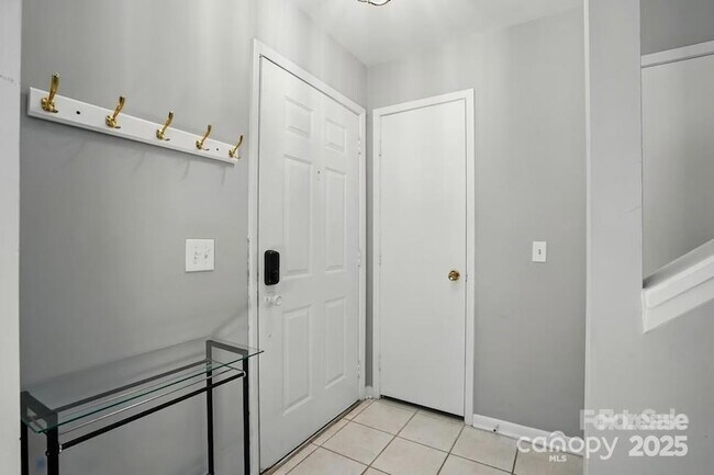 Foto del edificio - 6044 Heath Valley Rd