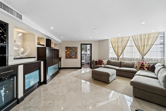 Building Photo - 999 Brickell Bay Dr