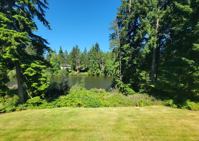 Building Photo - Gorgeous, Luxurious, Spacious Lakefront Ho...