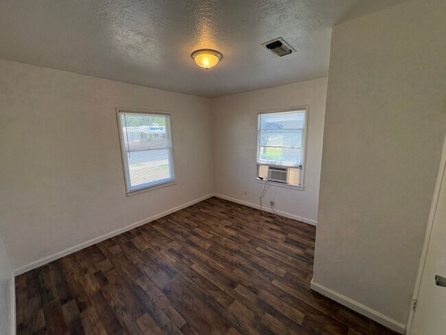 Building Photo - Cozy Home On Spacious Corner Lot Available Now in Dinuba CA!